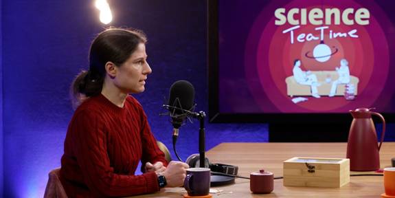 Priv.-Doz. Dr. med. habil. Katharina Lechner spricht in einem Studio in ein Mikrofon