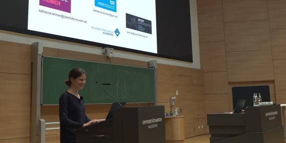 Priv.-Doz. Dr. med. habil. Katharina Lechner hält eine Präsentation